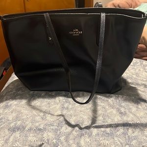 Navy blue authentic Coach shoulder bag!
